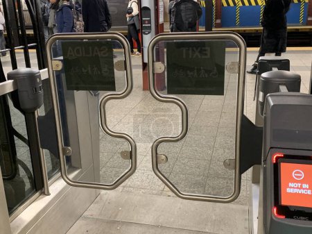 Foto de New Subway Fare Gates for safety and fare evasion in New York City (en inglés). 1 de febrero de 2024, Nueva York, EE.UU.: La Autoridad Metropolitana de Iransportación de Nueva York está instalando nuevas puertas de tarifas de metro en algunos subterráneos como pilotos; probando la efectividad - Imagen libre de derechos