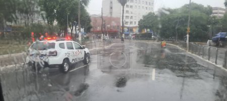 Foto de SAO PAULO (SP), Brasil 02 / 02 / 2024 - La fuerte lluvia que cayó este viernes por la tarde, en la ciudad de Sao Paulo, causó inundaciones en diferentes regiones de la ciudad, la tormenta también causó la caída de árboles. - Imagen libre de derechos