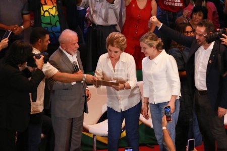 Téléchargez les photos : SAO PAULO (SP), Brésil 02 / 02 / 2024 - Sur la photo, la Présidente Luiz Inacio Lula da Silva et Gleisi Hoffmann accompagnent la signature de Marta Suplicy (PT-SP) lors de son affiliation à la ville de Sao Paulo - en image libre de droit
