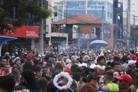 Foto de SAO PAULO (SP), 04 / 02 / 2024 - Grupos de Street Carnival tomaron las calles de Sao Paulo este fin de semana. En la foto, juerguistas y Bloco Banda Bicha en Guarulhos en Greater So Paulo, este sábado, Febrero 3, 2024. - Imagen libre de derechos