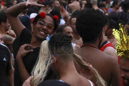 Foto de SAO PAULO (SP), 04 / 02 / 2024 - Grupos de Street Carnival tomaron las calles de Sao Paulo este fin de semana. En la foto, juerguistas y Bloco Banda Bicha en Guarulhos en Greater So Paulo, este sábado, Febrero 3, 2024. - Imagen libre de derechos