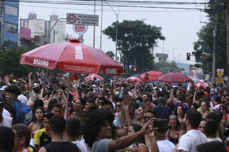 Téléchargez les photos : SAO PAULO (SP), 04 / 02 / 2024 - Des groupes de carnaval de rue ont envahi les rues de Sao Paulo ce week-end. Sur la photo, les fêtards et Bloco Banda Bicha à Guarulhos dans le Grand So Paulo, ce samedi 3 février 2024. - en image libre de droit