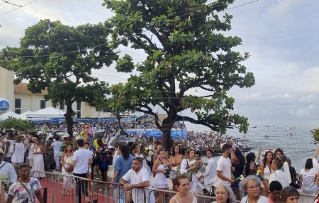 Foto de SALVADOR (BA), Brasil 02 / 02 / 2024 - Movimiento en Itapua durante un homenaje a Iemanja, considerada reina del mar y protectora de los pescadores, en la ciudad de Salvador, el viernes 2 de febrero de 2024 - Imagen libre de derechos