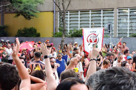 Téléchargez les photos : SAO PAULO (SP), Brésil 04 / 02 / 2024 - Bloco Confraria do Pasmado a tenu son défilé célébrant le 40e anniversaire du bloc sur Rua dos Pinheiros en début d'après-midi de ce dimanche 4 février 2024 dans la zone ouest de So Paulo. - en image libre de droit