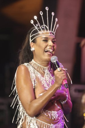 Téléchargez les photos : RIO DE JANEIRO (RJ), Brésil 03 / 02 / 2024 - La chanteuse Lexa lors d'une performance à Bloco Sapequinha, le bloc a eu lieu à MAM, dans la ville de Rio de Janeiro, aux premières heures de ce samedi 3 février 2024. - en image libre de droit