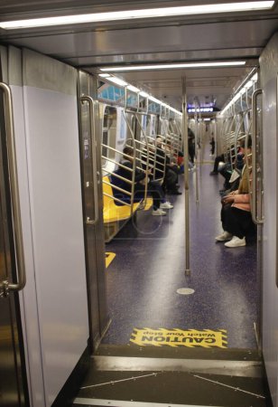 Téléchargez les photos : The Arrival of the long-expected MTAs 'open-gangway' metro cars in New York. 4 février 2024, New York, États-Unis : L'arrivée des très attendues voitures de métro "open-gangway" MTAs à New York avec des surprises sur les coureurs - en image libre de droit