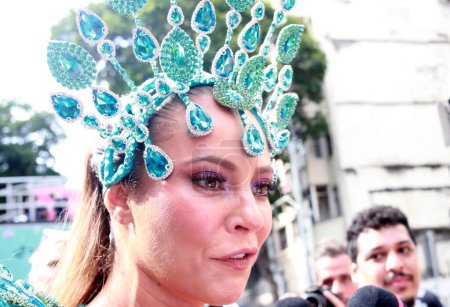 Photo for RIO DE JANEIRO (RJ) Brazil 04/02/2024 - Parade of the Bloco Carnavalesco a Favorita on Avenida Primeiro de Marco in the center of the city of Rio de Janeiro, this Sunday, February 4, 2024, with the presence of Actress Paolla Oliveira - Royalty Free Image