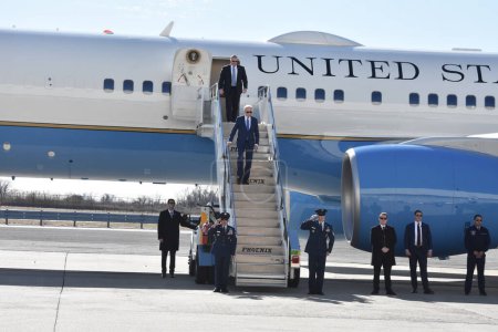 Foto de El presidente de los Estados Unidos Joe Biden llega al Aeropuerto Internacional John F. Kennedy en Queens, Nueva York. 7 de febrero de 2024, Queens, Nueva York, Estados Unidos: Joe Biden llega al Aeropuerto Internacional John F. Kennedy en Queens, Nueva York - Imagen libre de derechos