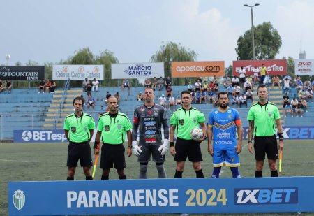 Photo for SAO JOSE DOS PINHAIS (PR), 02/08/2024- Referees Paulo Roberto Alves Junior and Murilo Ugolini Klein, assistants Bruno Fernando and Joao Cleber Cecatto, during a match between Sao Joseense against and Operario - Royalty Free Image