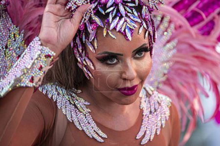 Téléchargez les photos : SAO PAULO (SP), Brésil 02 / 09 / 2024 - Roses d'or lors du défilé des écoles de samba de Sao Paulo, valables pour les défilés du groupe spécial des écoles de samba de Sao Paulo, tenus à la Sambadrome Anhembi - en image libre de droit