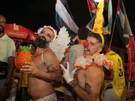 Foto de SAO PAULO (SP), Brasil 02 / 09 / 2024 - Desfile de la Banda de Trío Eletrico a través del carnaval callejero en la ciudad de Sao Paulo la noche del viernes. El trío Eletrico desfiló a lo largo de la Rua Augusta y el casco antiguo de la capital de Sao Paulo - Imagen libre de derechos