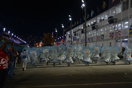 Foto de RIO DE JANEIRO (RJ), Brasil 2 / 10 / 2024 - Concentración e inicio de los desfiles de la escuela de samba de la serie Ouro, Sereno de Campo Grande, en Marques de Sapucai - Imagen libre de derechos