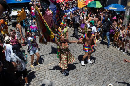 Foto de RIO DE JANEIRO (RJ), Brasil 02 / 09 / 2024 - El tradicional Bloco das Carmelitas en su primer desfile de carnaval de 2024, atrajo a miles de juerguistas por las calles del barrio de Santa Teresa en el centro de - Imagen libre de derechos