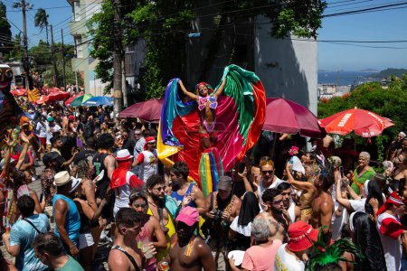 Téléchargez les photos : RIO DE JANEIRO (RJ), Brésil 02 / 09 / 2024 - Le traditionnel Bloco das Carmelitas dans son premier défilé de carnaval de 2024, a attiré des milliers de fêtards dans les rues du quartier de Santa Teresa dans le centre de - en image libre de droit