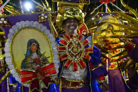 Foto de RIO DE JANEIRO (RJ), Brasil 02 / 10 / 2024- Inicio de la concentración del desfile de la escuela de samba de la serie Ouro, Unidos de Padre Miguel, celebrado en Marques de Sapucai, en el centro de la ciudad de Río de Enero - Imagen libre de derechos