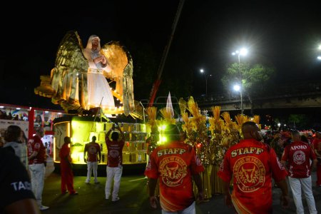 Foto de RIO DE JANEIRO (RJ), Brasil 02 / 10 / 2024- Inicio de la concentración del desfile de la escuela de samba de la serie Ouro, Unidos de Padre Miguel, celebrado en Marques de Sapucai, en el centro de la ciudad de Río de Enero - Imagen libre de derechos