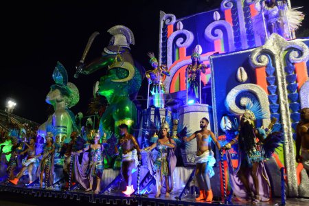 Foto de RIO DE JANEIRO (RJ), 02 / 10 / 2024 Concentración e inicio del desfile de la escuela de samba Unidos de Bangu, válido para la serie Gold, celebrado en Marques de Sapucai en el centro de Río de Janeiro - Imagen libre de derechos