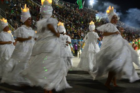 Foto de RIO DE JANEIRO (RJ), Brasil 02 / 10 / 2024 Inicio del desfile de la escuela de samba de la serie Ouro, Imperio Serrano, en Marques de Sapucai, en el centro de Río de Janeiro. - Imagen libre de derechos