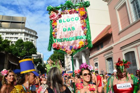 Téléchargez les photos : RIO DE JANEIRO (RJ), Brésil 2 / 11 / 2024 - Bloco das Trepadeiras et Cordao do Boi Tolo, dès le matin de ce dimanche de carnaval, se joignent aux festivités et défilent dans les rues - en image libre de droit