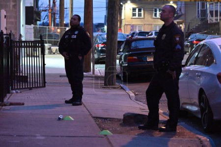 Téléchargez les photos : Femme blessée dans une fusillade à Paterson, New Jersey. 11 février 2024, Paterson, New Jersey, États-Unis : Vers 16 h 55 dimanche après-midi, la police de Paterson a été dépêchée dans la région de Godwin Avenue et Rosa Parks Boulevard à Paterson - en image libre de droit