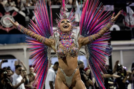 Téléchargez les photos : SAO PAULO (SP), Brésil 02 / 10 / 2024 - Sabrina Sato lors du défilé scolaire des Gavioes da Fiel lors du défilé scolaire de samba de Sao Paulo, valable pour les défilés du groupe spécial des écoles de samba de Sao Paulo - en image libre de droit