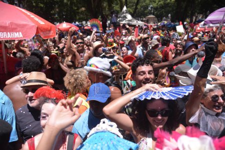 Téléchargez les photos : Rio de Janeiro (RJ) Brésil 02 / 11 / 2024 - Présentation de Bloco Cordao do Boitata, à Praca Tiradentes, à Rio de Janeiro. Sous le thème Héritage, Mouvement et Transformation, le groupe a animé le carnaval de Rio - en image libre de droit
