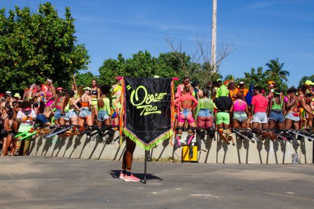 Téléchargez les photos : Rio de Janeiro (RJ) Brésil 02 / 12 / 2024 - Le todo O Baile se transforme en une balle funk comme celle-ci avec des coups actuels et anciens du rythme Rio, créés par des femmes, l'ensemble Baile excité les fêtards à Aterro do Flamengo - en image libre de droit