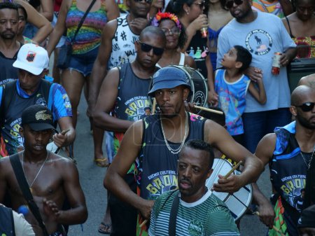 Foto de Sao Paulo (SP), Brasil 13 / 02 / 2024 - Desfile de Bloco Grone para el carnaval callejero en la ciudad de Sao Paulo promovido por ABASP, en el barrio de Treembe, en la tarde de este martes (13). - Imagen libre de derechos
