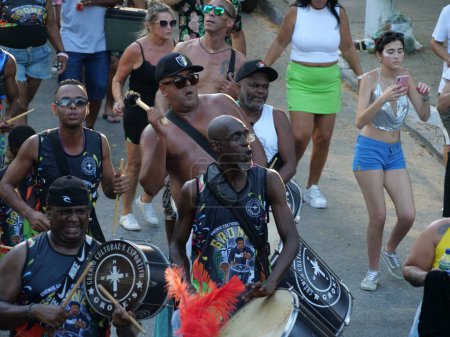 Foto de Sao Paulo (SP), Brasil 13 / 02 / 2024 - Desfile de Bloco Grone para el carnaval callejero en la ciudad de Sao Paulo promovido por ABASP, en el barrio de Treembe, en la tarde de este martes (13). - Imagen libre de derechos