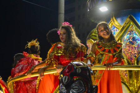 Téléchargez les photos : RIO DE JANEIRO (RJ), Brésil 02 / 12 / 2024 - L "école de samba Vila Isabel à Marques de Sapucai dans le centre de Rio de Janeiro, organise un défilé passionnant. - en image libre de droit