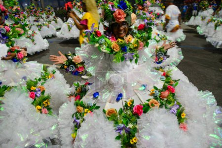 Foto de RIO DE JANEIRO (RJ), Brasil 02 / 12 / 2024 - La escuela de samba Vila Isabel en Marques de Sapucai, en el centro de Río de Janeiro, celebra un emocionante desfile. - Imagen libre de derechos