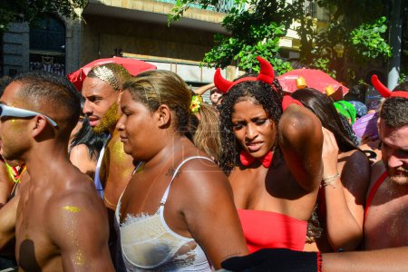 Téléchargez les photos : RIO DE JANEIRO (RJ), Brésil 13 / 02 / 2024 - Le bloc du méga carnaval, Fervo da Ludmilla, commence son voyage sur Rua Primeiro de Marco devant le centre culturel Banco do Brasil - en image libre de droit