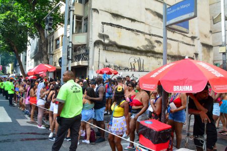 Téléchargez les photos : RIO DE JANEIRO (RJ), Brésil 13 / 02 / 2024 - Le bloc du méga carnaval, Fervo da Ludmilla, commence son voyage sur Rua Primeiro de Marco devant le centre culturel Banco do Brasil - en image libre de droit
