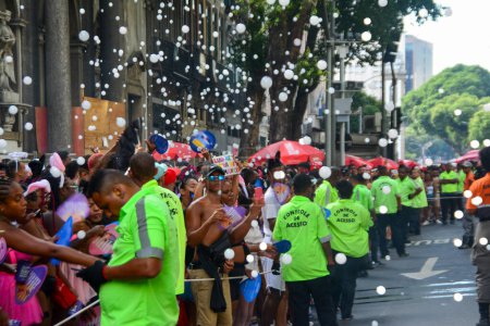 Foto de RIO DE JANEIRO (RJ), Brasil 13 / 02 / 2024 - El mega bloque de carnaval, Fervo da Ludmilla, inicia su recorrido en la Rua Primeiro de Marco frente al centro cultural Banco do Brasil - Imagen libre de derechos