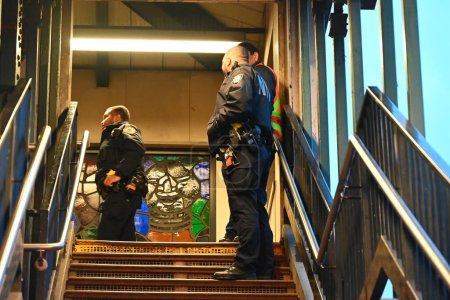 Foto de (NUEVO) Disparos masivos en la estación de metro en Bronx, Nueva York. 12 de febrero de 2024, Bronx, Nueva York, Estados Unidos: Disparos masivos hieren a varias personas en una estación de metro en Mt Eden Av en el Bronx que tuvo lugar el lunes por la tarde. - Imagen libre de derechos