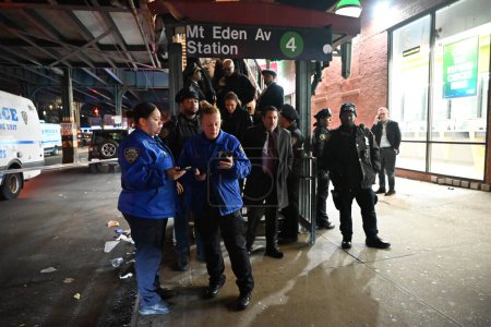 Foto de (NUEVO) Disparos masivos en la estación de metro en Bronx, Nueva York. 12 de febrero de 2024, Bronx, Nueva York, Estados Unidos: Disparos masivos hieren a varias personas en una estación de metro en Mt Eden Av en el Bronx que tuvo lugar el lunes por la tarde. - Imagen libre de derechos