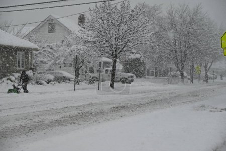 Téléchargez les photos : Snowstorm affecte Fair Lawn High School à Fair Lawn, New Jersey. 13 février 2024, Fair Lawn, New Jersey, États-Unis : Une tempête de neige ne mène à aucune école et aucune classe à Fair Lawn High School à Fair Lawn, New Jersey en raison de la forte chute de neige - en image libre de droit