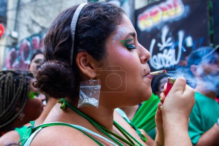 Foto de Río de Janeiro (RJ) valores democráticos. La fiesta se debió a las marchas de carnaval de buen carácter, que también sirven como gritos de libertad y transformación. Planta en la mente entretenido juerguistas en la tarde de este miércoles (14), 2024 - Imagen libre de derechos