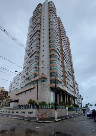 Téléchargez les photos : PRAIA GRANDE Brésil 14 / 02 / 2024 - Un immeuble résidentiel de 133 appartements a été évacué à la hâte dans la ville de Praia Grande, sur la côte de Sao Paulo. Il n'y a pas de victimes, le bâtiment a été fermé par la mairie et les pompiers - en image libre de droit