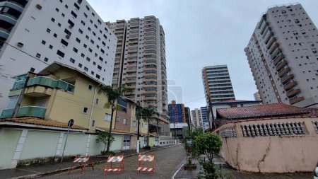 Téléchargez les photos : PRAIA GRANDE Brésil 14 / 02 / 2024 - Un immeuble résidentiel de 133 appartements a été évacué à la hâte dans la ville de Praia Grande, sur la côte de Sao Paulo. Il n'y a pas de victimes, le bâtiment a été fermé par la mairie et les pompiers - en image libre de droit