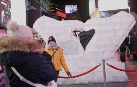 Photo for (NEW) Valentine's Day Celebrated in New York. February 14, 2024, New York, USA: The Valentine's Day is celebrated in New York by lovers who flood to different stores buying gifts for their partners - Royalty Free Image
