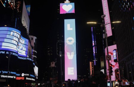 Photo for (NEW) Valentine's Day Celebrated in New York. February 14, 2024, New York, USA: The Valentine's Day is celebrated in New York by lovers who flood to different stores buying gifts for their partners - Royalty Free Image