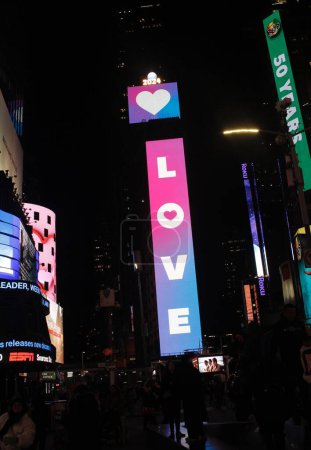 Foto de (NUEVO) Día de San Valentín celebrado en Nueva York. 14 de febrero de 2024, Nueva York, Estados Unidos: El Día de San Valentín es celebrado en Nueva York por amantes que inundan diferentes tiendas comprando regalos para sus socios. - Imagen libre de derechos