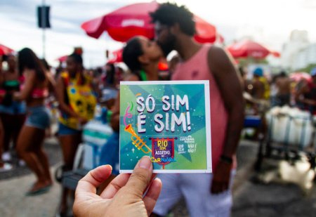Téléchargez les photos : Rio de Janeiro (RJ) Brésil 17 / 02 / 2024 Mulheres de Chico est l'un des blocs qui attire le plus de fêtards au carnaval de Rio. Son défilé est déjà une tradition sur les sables de la plage de Leme, zone sud de Rio de Janeiro - en image libre de droit