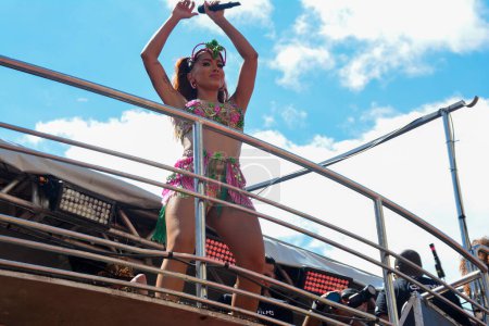 Téléchargez les photos : RIO DE JANEIRO (RJ), Brésil 17 / 02 / 2024 - La chanteuse brésilienne Anitta, commence son méga bloc sur Rua Primeiro de Marco, se terminant sur Av. Président Antonio Carlos. L'événement attire une foule animée de fans et de fêtards - en image libre de droit