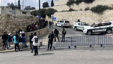 Téléchargez les photos : Les soldats israéliens empêchent les fidèles musulmans d'entrer dans Al Aqsa Les soldats de Mosquei empêchent les fidèles musulmans d'entrer dans la mosquée Al Aqsa à Jérusalem 16 février 2024, Jérusalem, Israël - en image libre de droit