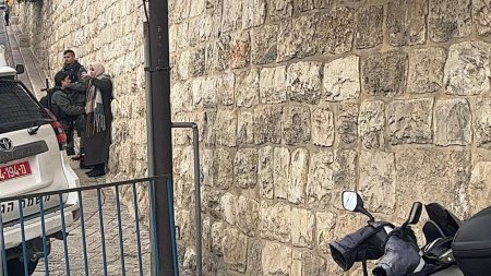 Téléchargez les photos : Les soldats israéliens empêchent les fidèles musulmans d'entrer dans Al Aqsa Les soldats de Mosquei empêchent les fidèles musulmans d'entrer dans la mosquée Al Aqsa à Jérusalem 16 février 2024, Jérusalem, Israël - en image libre de droit