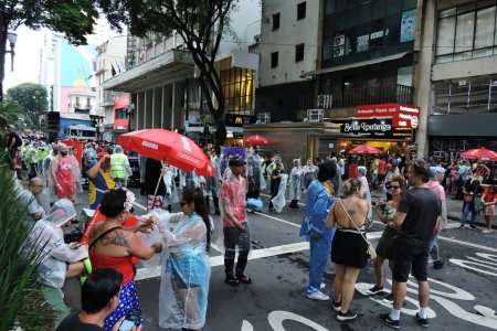 Téléchargez les photos : Sao Paulo (SP), Brésil 18 / 02 / 2024 - Le dernier jour du carnaval de la rue Sao Paulo a été marqué par beaucoup de pluie en fin d'après-midi, avec ce que le bloc de Sargento Pimenta a commencé son défilé avec beaucoup de pluie - en image libre de droit