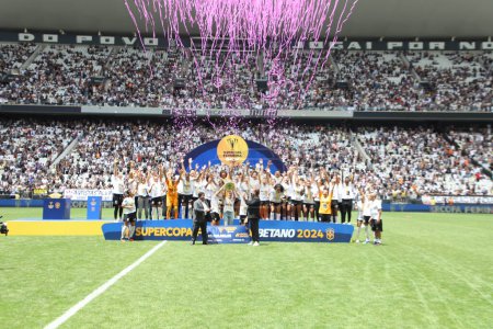 Foto de Sao Paulo (SP), Brasil 18 / 02 / 2024 - Jugadoras de Corinthians celebran ganar la Supercopa Femenina 2024 - Partido entre Corinthians x Cruzeiro, válido para la final de la Supercopa Femenina, celebrada en el Neo Quimica Arena, en Itaquera - Imagen libre de derechos
