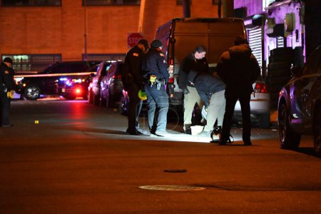Foto de Investigación de disparos en Paterson, Nueva Jersey el lunes por la noche. 19 de febrero de 2024, Paterson, Nueva Jersey, EE.UU.: 19 de febrero de 2024, aproximadamente a las 8: 10 PM, miembros del Departamento de Policía de Paterson fueron enviados a Madison Avenue y Market Street - Imagen libre de derechos